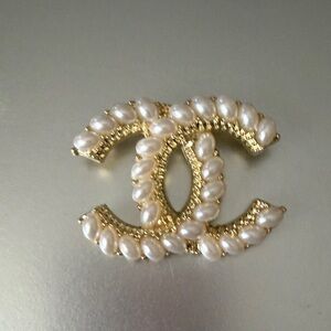 Elegant Gold Brooch with Pearl Accents